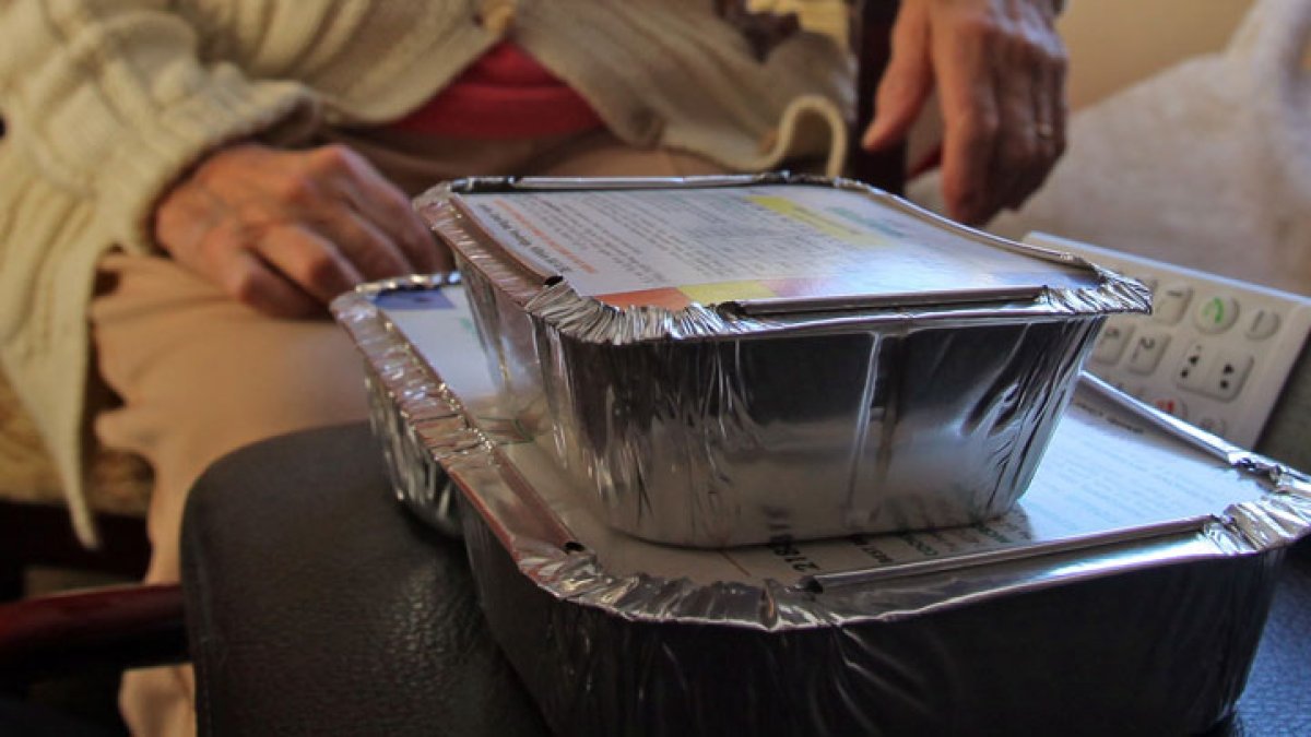 Meals on Wheels Chicago seeks more volunteers, funding to help distribute food to seniors in need