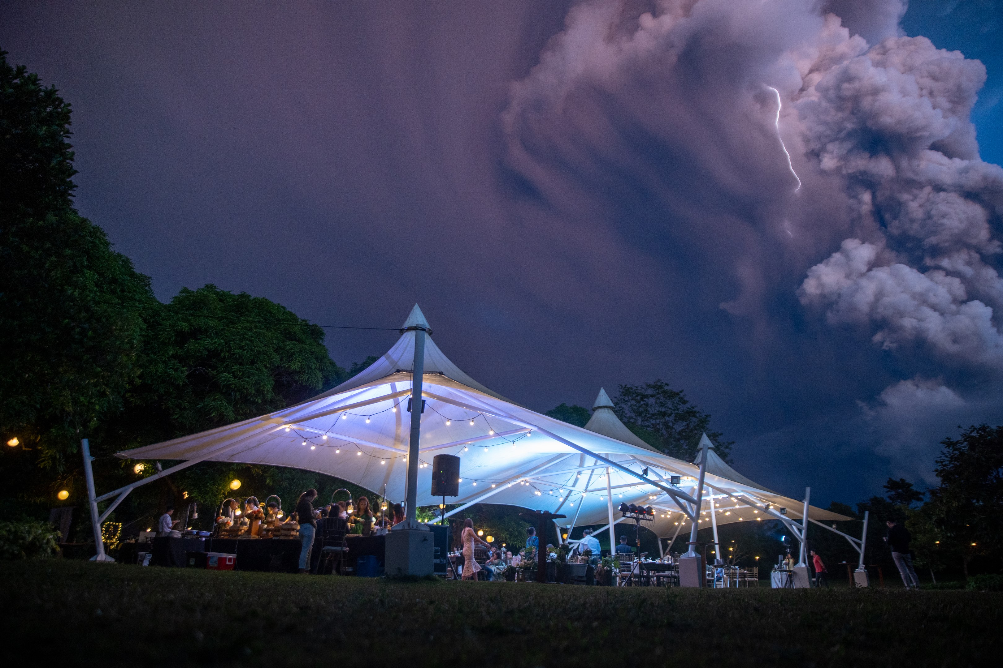 An ash cloud from the Taal volcano looms over a wedding party, Jan. 12, 2020, in Tagaytay, Philippines. (Courtesy Randolf Evan Photography)