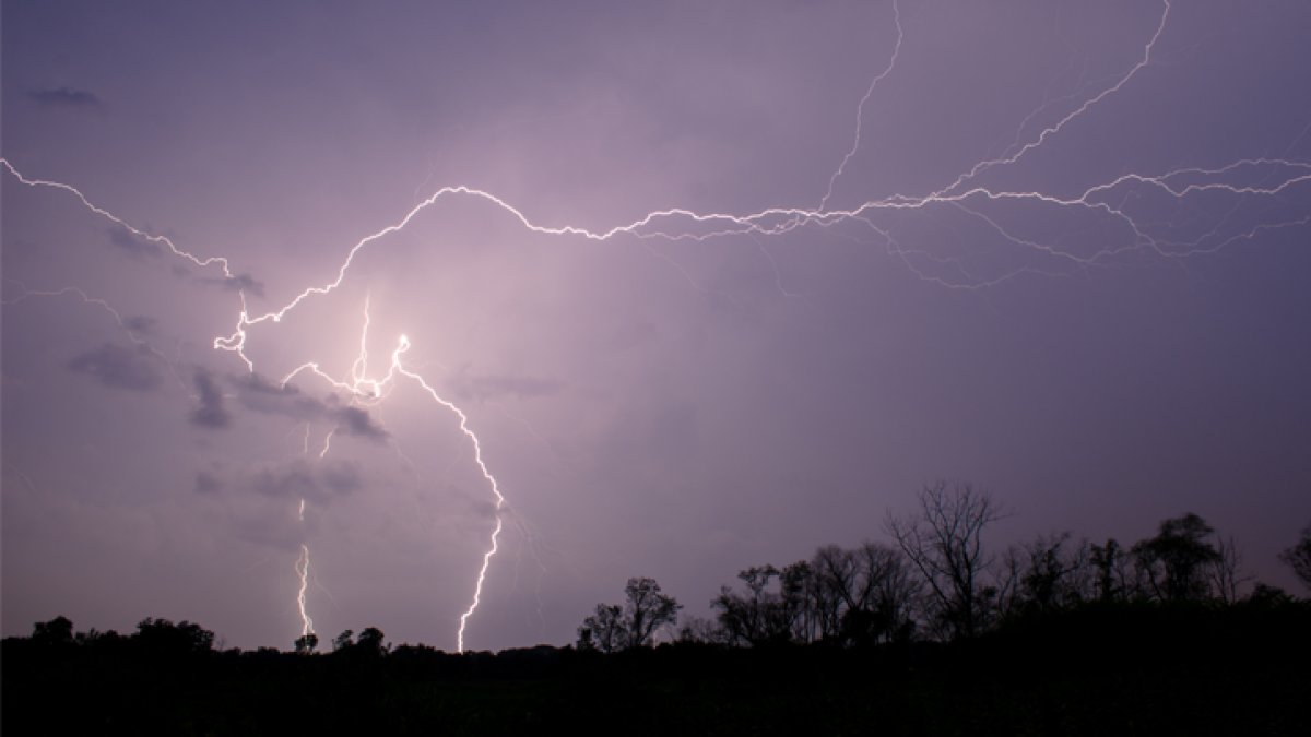 Strong to severe storms threaten parts of Chicago area, with heavy downpours, hail possible Strong to severe storms threaten parts of Chicago area, with heavy downpours, hail possible