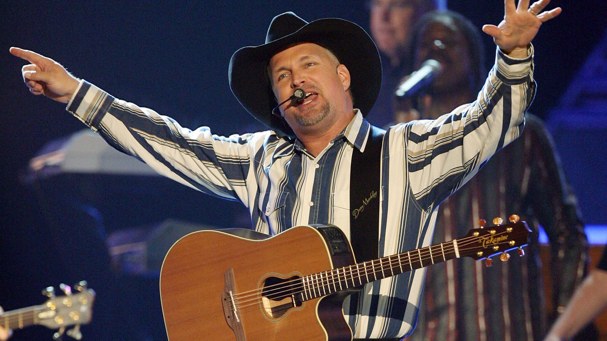 Garth Brooks' Barry Sanders Jersey Confused for Bernie Endorsement