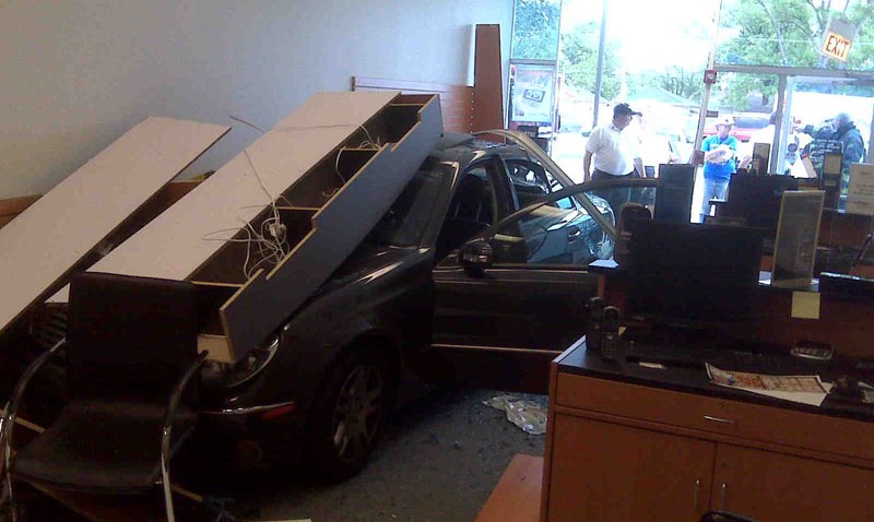 car into Sprint store crash02