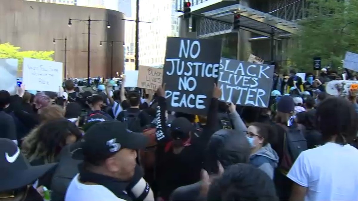 Latest on Chicago Protests Curfew Takes Effect, CTA Rerouted