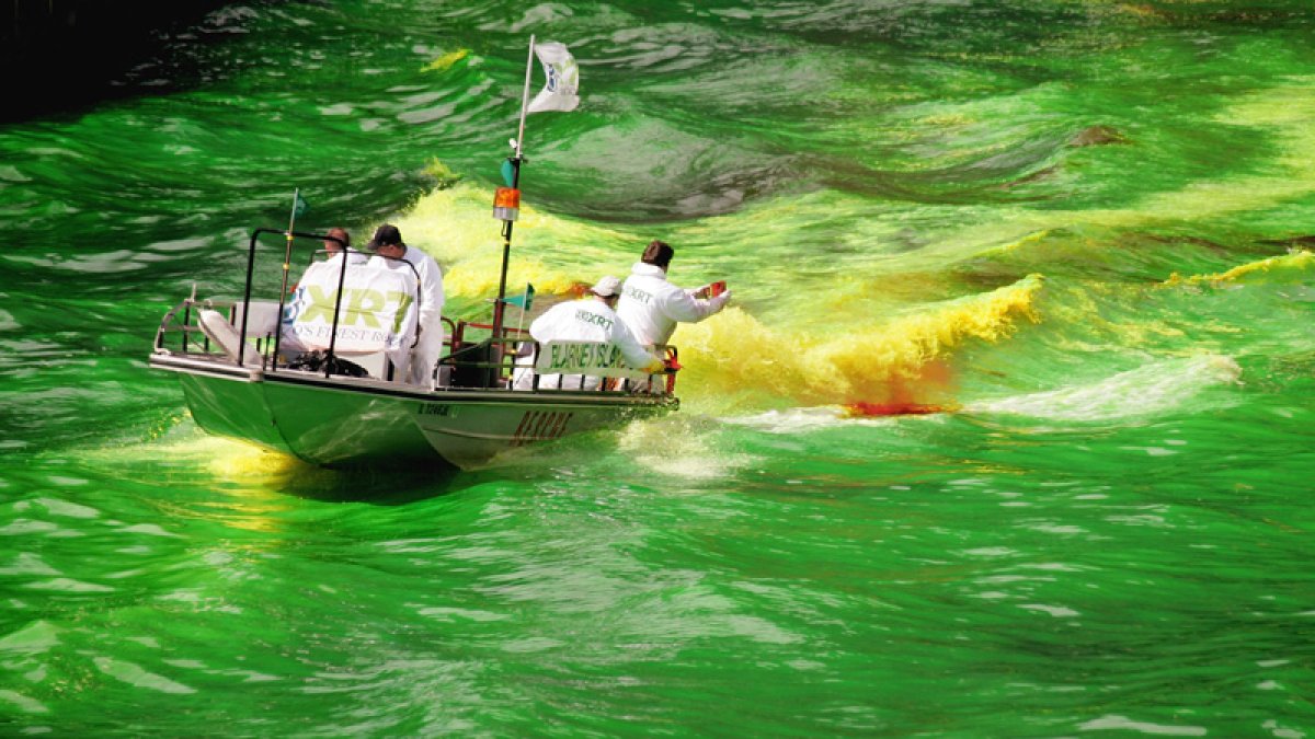 Chicago river dyed green for St. Patrick's day : r/pics
