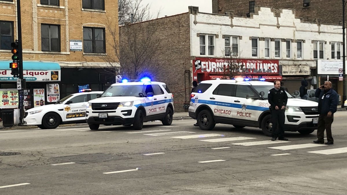 Chicago Police Officer Helps Capture Suspect After Being Shot on West ...