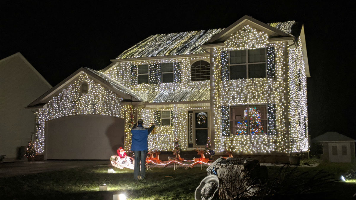 Ohio Family Decorates House in Incredible Tribute to ‘Christmas