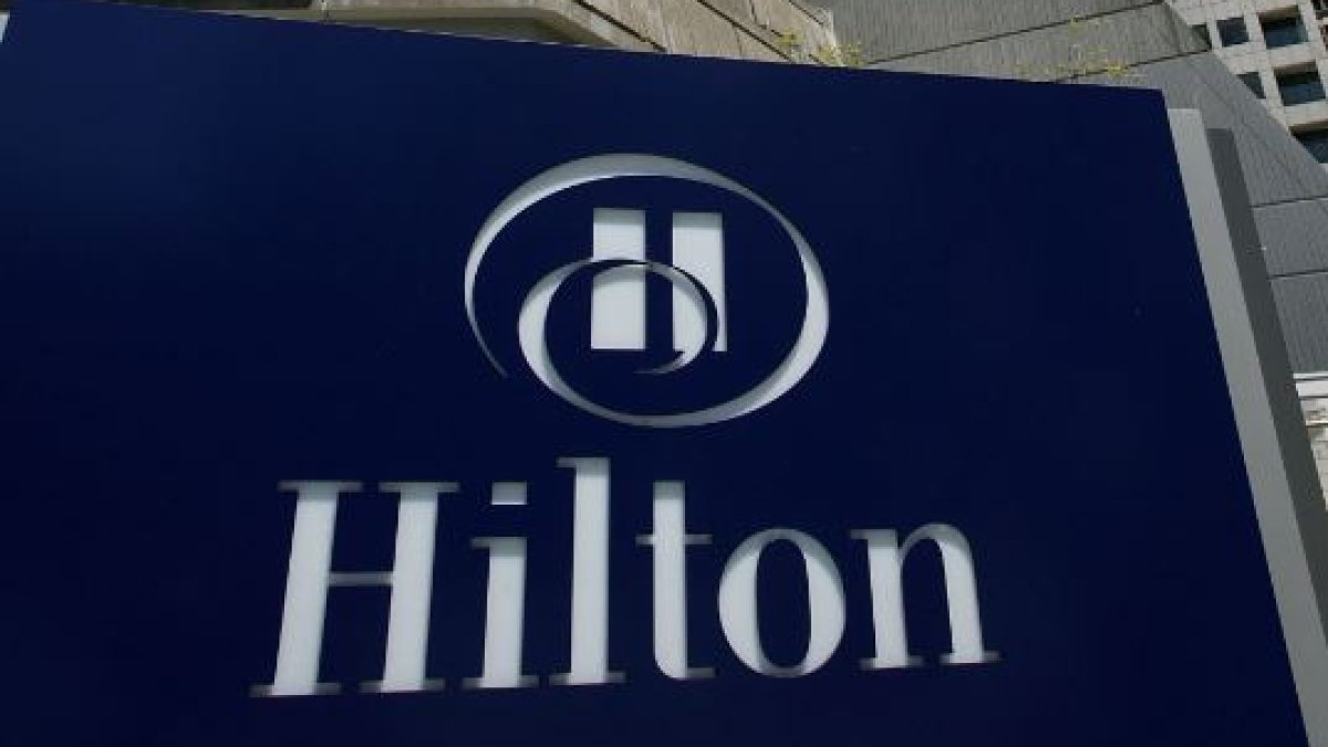 Housekeepers walk out of downtown Chicago hotel, demanding fair pet policy