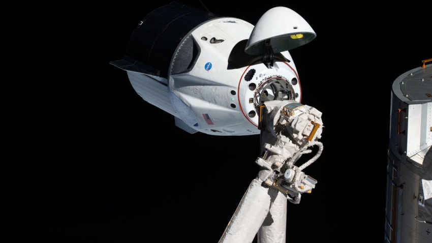iss058e027464-NASA-SpaceX-Crew-Capsule-