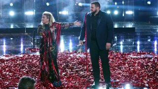 Jake Hoot, standing next to coach Kelly Clarkson, is named the winner of season 17.