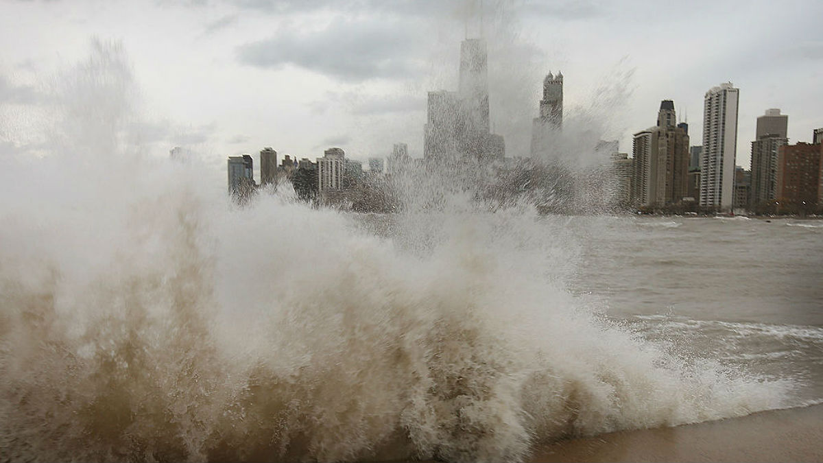 High waves could mar start of Chicago beach season this weekend