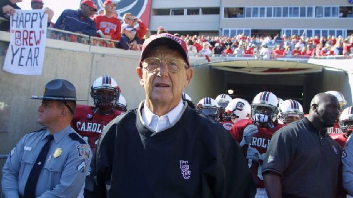 Legendary Notre Dame football coach Lou Holtz dies at 89
