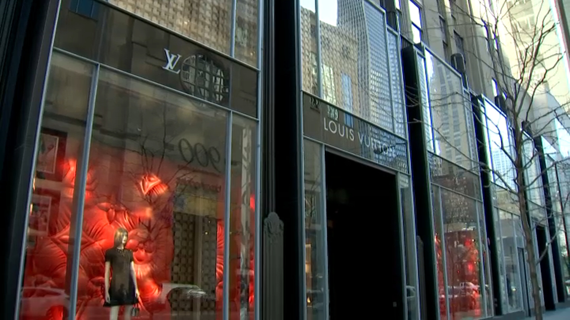 Louis Vuitton Store on Michigan Avenue Targeted by Thieves Wearing Masks –  NBC Chicago