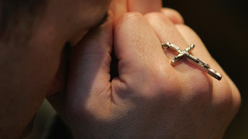 prayer man praying rosary