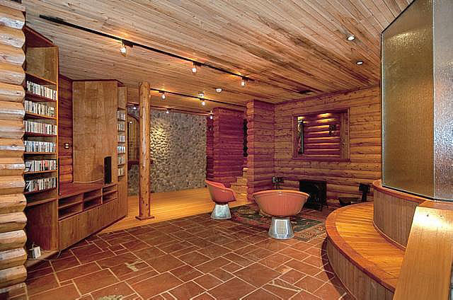 R. Kelly House Inside See inside r. kelly’s infamous former home, where allegations of abuse