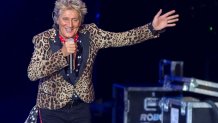 Rod Stewart enfrenta cargo de agresión tras golpear a un guardia en un hotel