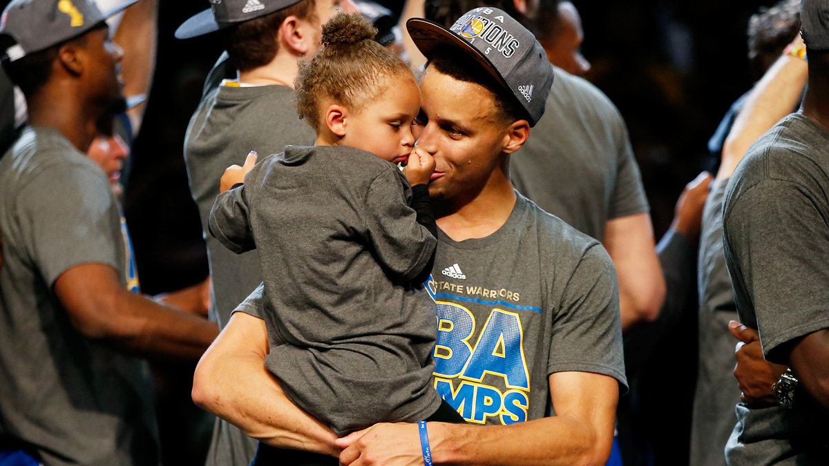 Sleepy Riley Curry Rejects Dad's Post-Win Kiss - NBC Chicago