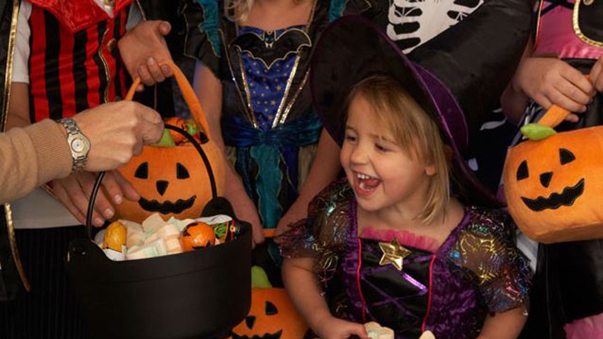 Do trick-or-treat times for the Chicago area change when Halloween falls on a weekend?