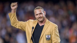 Brian Urlacher Suing Texas Hair Transplant Clinic; Says They Used His Story  Without Permission – NBC Chicago