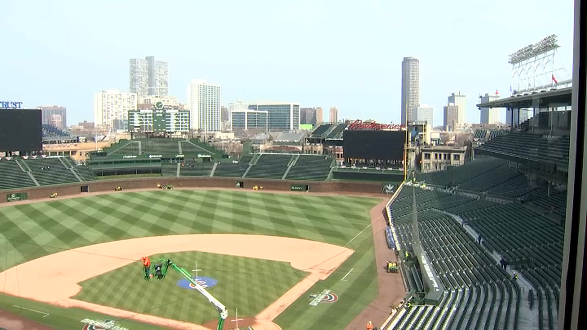 Willson Contreras returns to Wrigley Field and stirs up