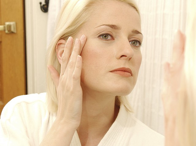 woman_lotion_face
