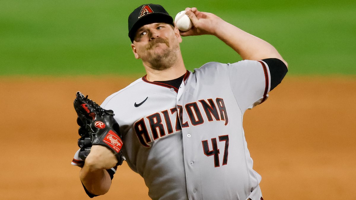 Andrew Chafin of the Arizona Diamondbacks delivers a pitch against News  Photo - Getty Images
