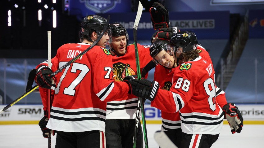 Blackhawks Stun Oilers With Third Period Comeback To Score 4 3 Win In Game 3 Nbc Chicago