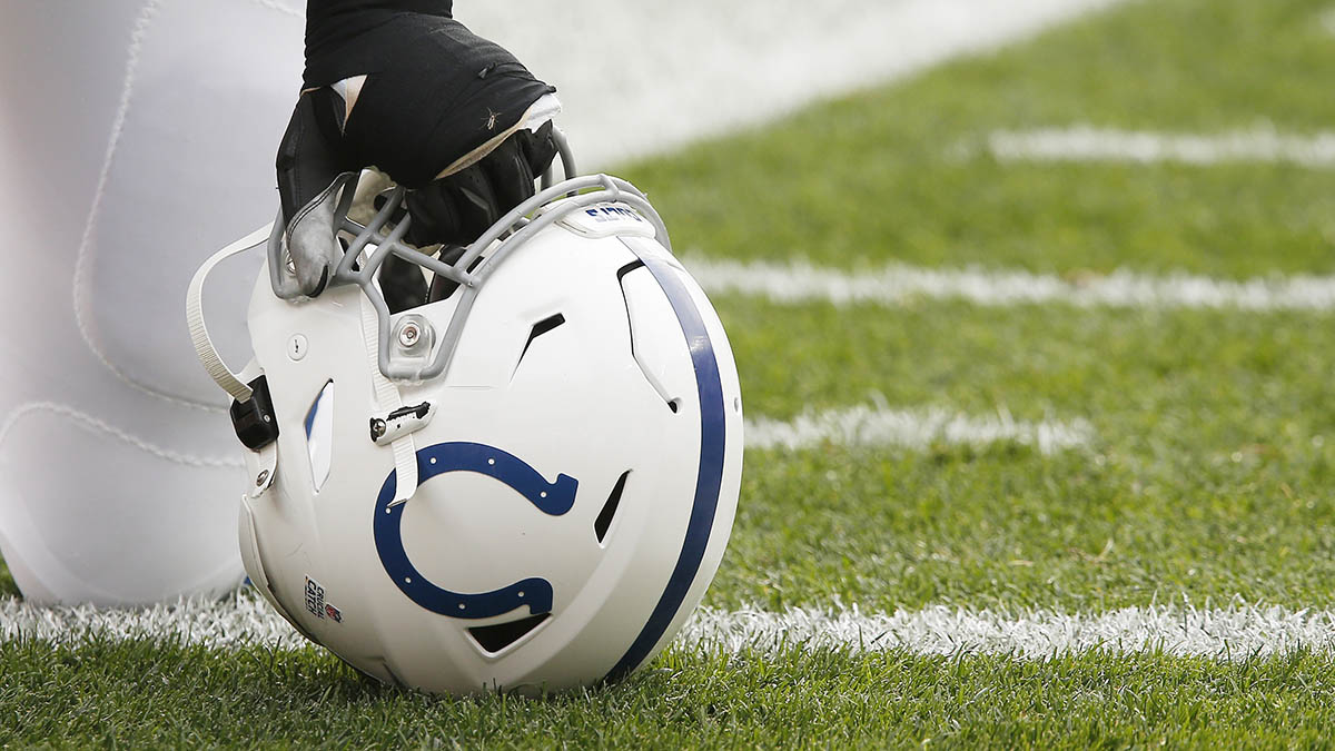 Colts' Leonard will miss start of camp after back surgery