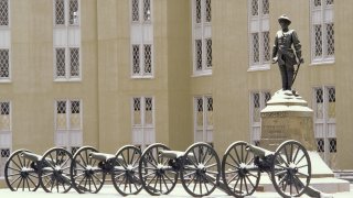 Virginia, Lexington, Stonewall Jackson Statue And Cannons At Virginia Military Institute.