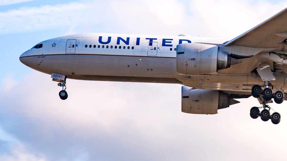 United Airlines to Require Travelers From UK to Show Negative Test When