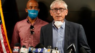 ARCHIVO – En esta foto del 27 de agosto del 2020, el gobernador de Wisconsin Tony Evers habla en una conferencia de prensa en Kenosha, Wisconsin. El presidente estadounidense Donald Trump presenta una demanda en Wisconsin para descalificar centenares de miles de boletas en un esfuerzo improbable para anular la victoria del demócrata Jor Biden en el estado que el republicano perdió por casi 20.700 votos. (AP Foto/Morry Gash)