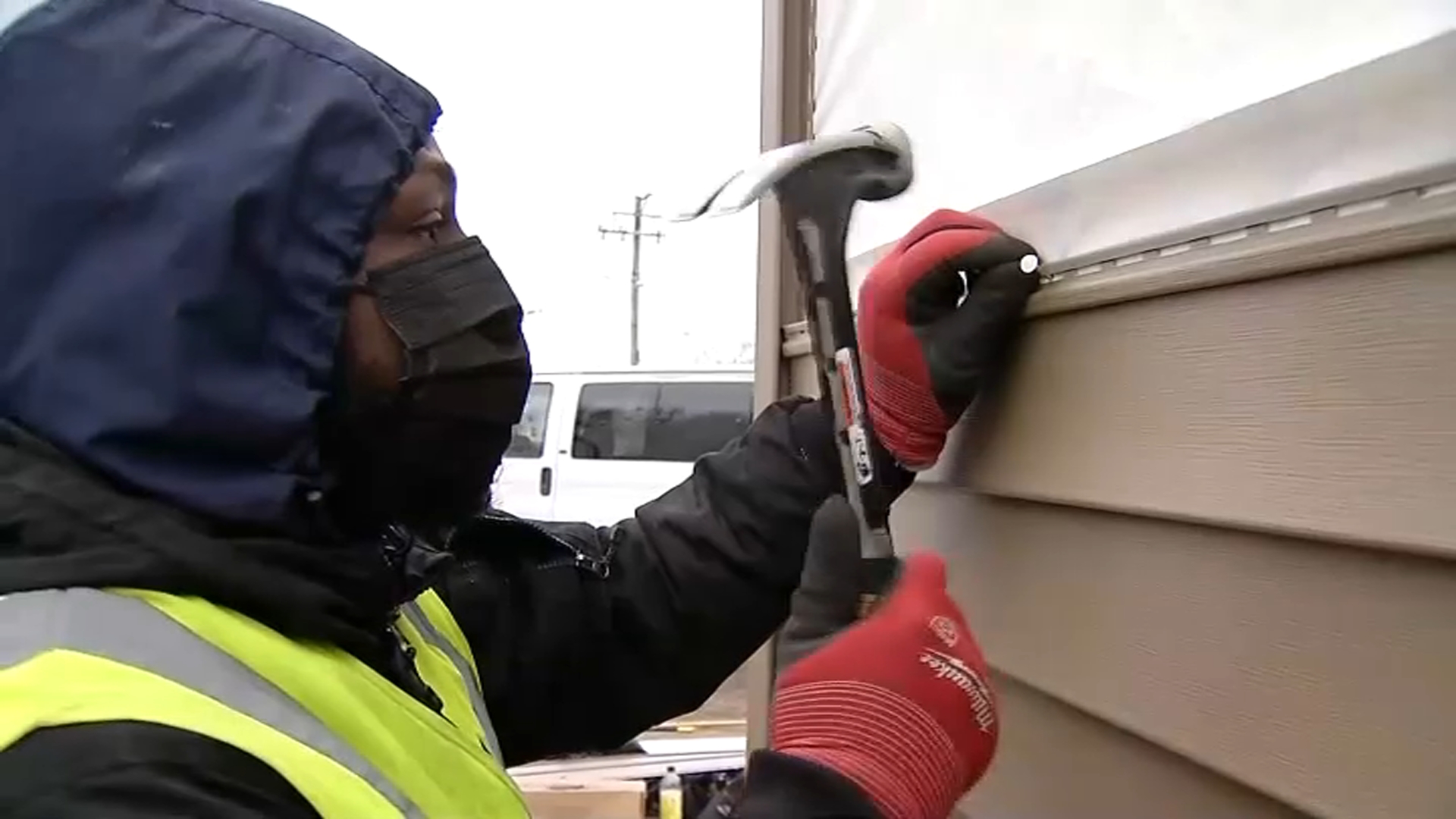 Contractors Pitch In to Rebuild Chicago Newsstand Demolished by Car - Vimarsana News