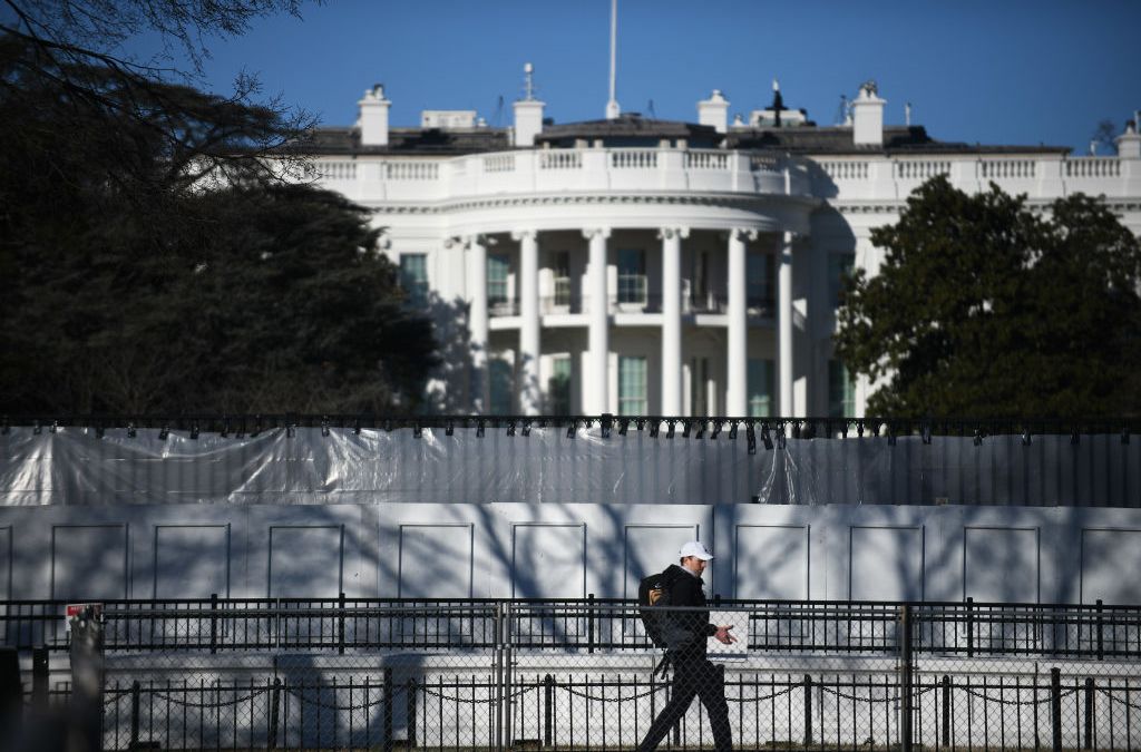 Ill. Man threatened to ‘kill any … Democrat’ on the lawn of the White House during the opening: complaint – NBC Chicago