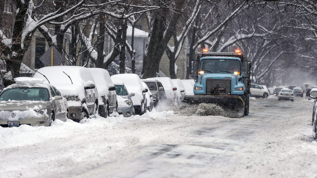 Chicago deploys more than 200 plows ahead of winter storm