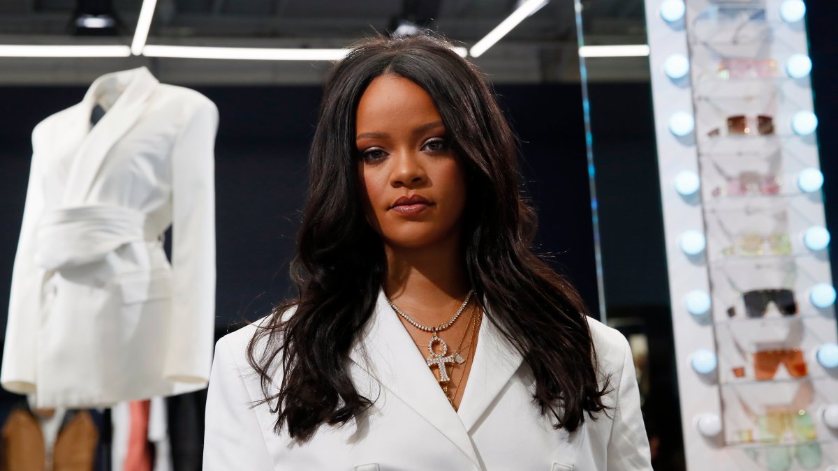 Rihanna Photo Sparks Backlash, Allegations of Cultural Appropriation ...
