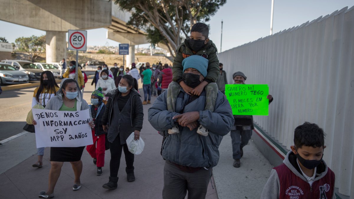 first-asylum-seekers-from-mexico-cross-through-san-diego-county-border