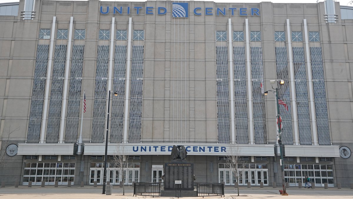 Want the COVID-19 vaccine Registration for the United Center vaccination  site opened for seniors on Thursday • The TRiiBE