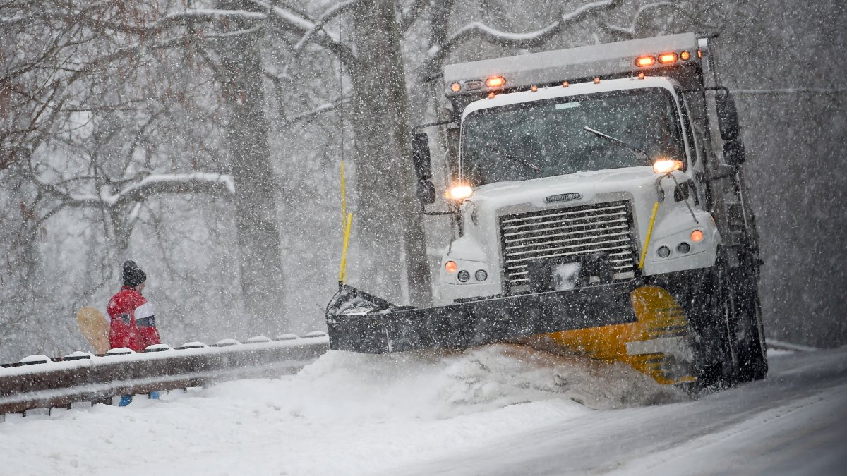 Chicago Deploys Salt Trucks in Response to Freezing Rain, Sleet - Vimarsana News