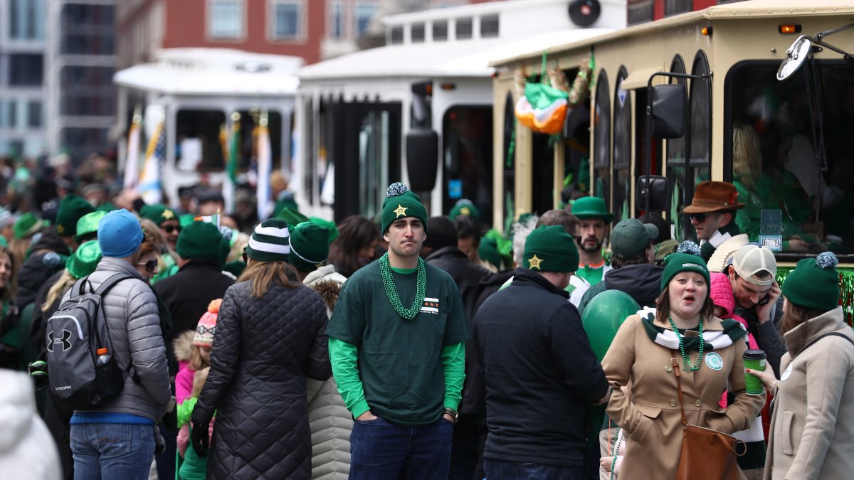 Despite calls for 'distancing,' Chicagoans party hard for St. Patrick's Day  - Chicago Sun-Times