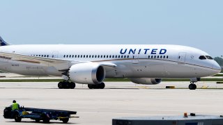 Fotografía de archivo de un modelo Boeing 787 Dreamliner operado por la aerolínea United Airlines en el aeropuerto internacional O’Hair de Chicago, Illinois (EEUU). EFE/TANNEN MAURY/Archivo