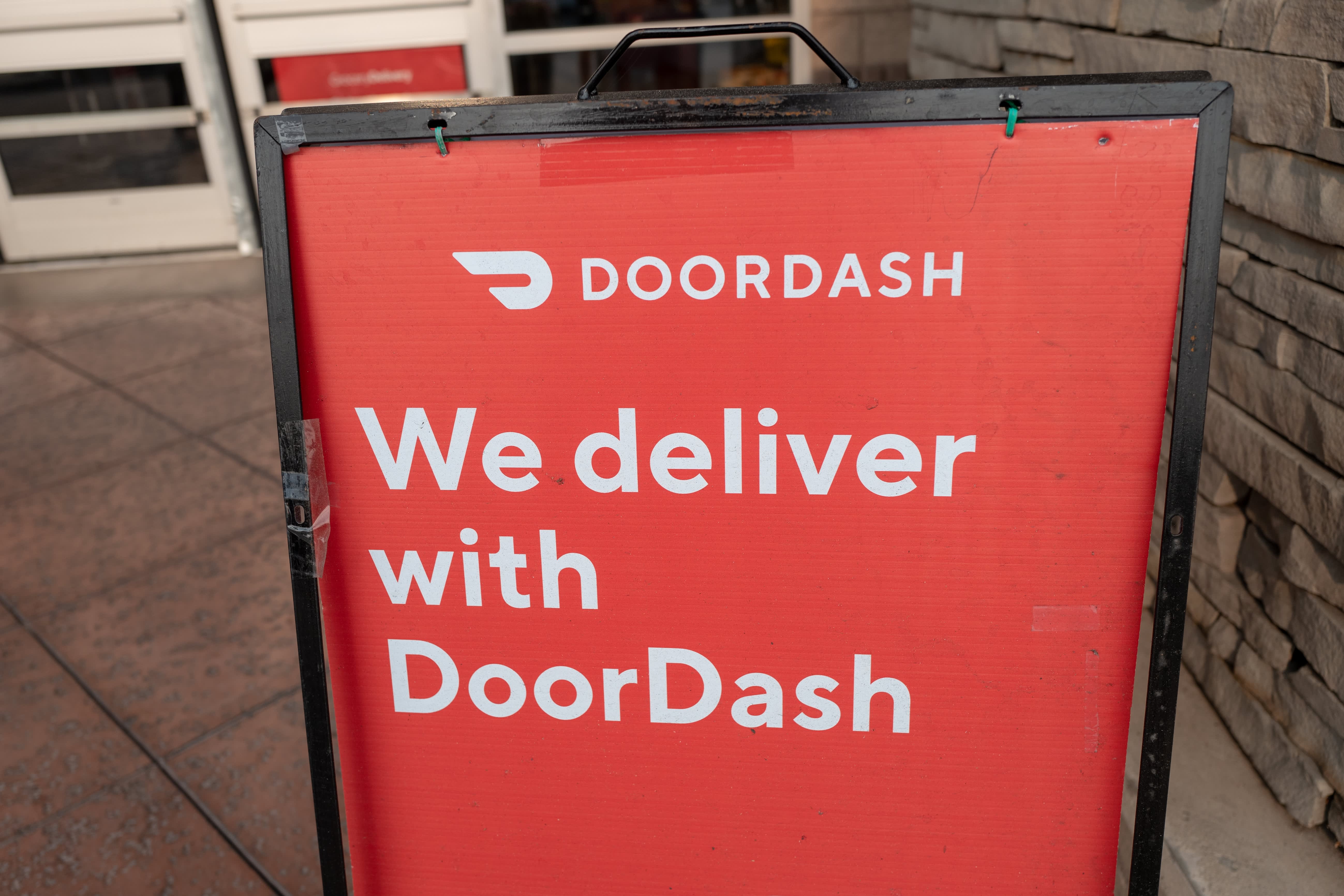 Chicago Businesses, Customers Scammed by Imposter DoorDash Accounts