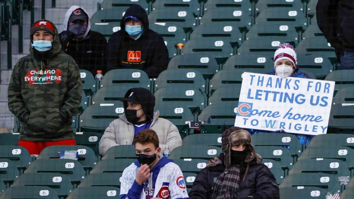 Cubs fan dad teaches young son about throwing back HR balls at Wrigley