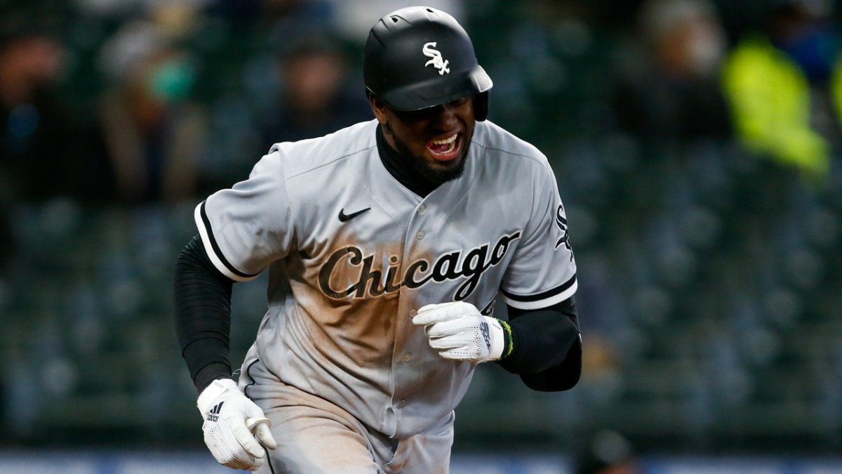 White Sox Star Luis Robert Leaves Game With Apparent Leg Injury – NBC