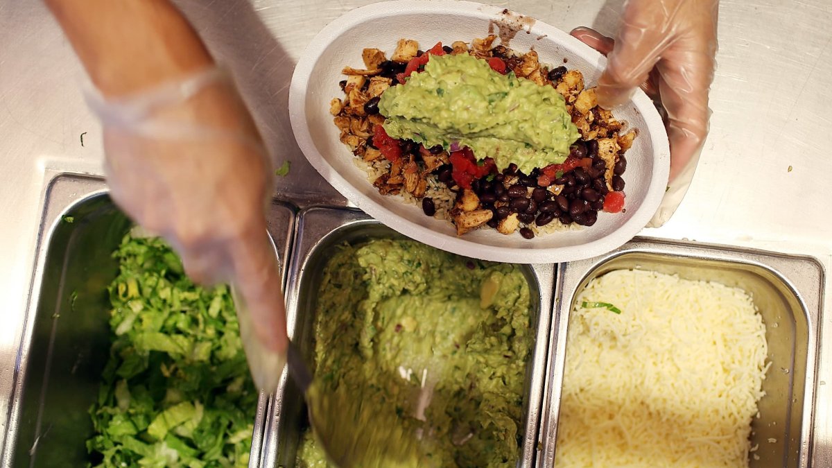 Woman who threw burrito bowl at Chipotle worker offered fastfood job