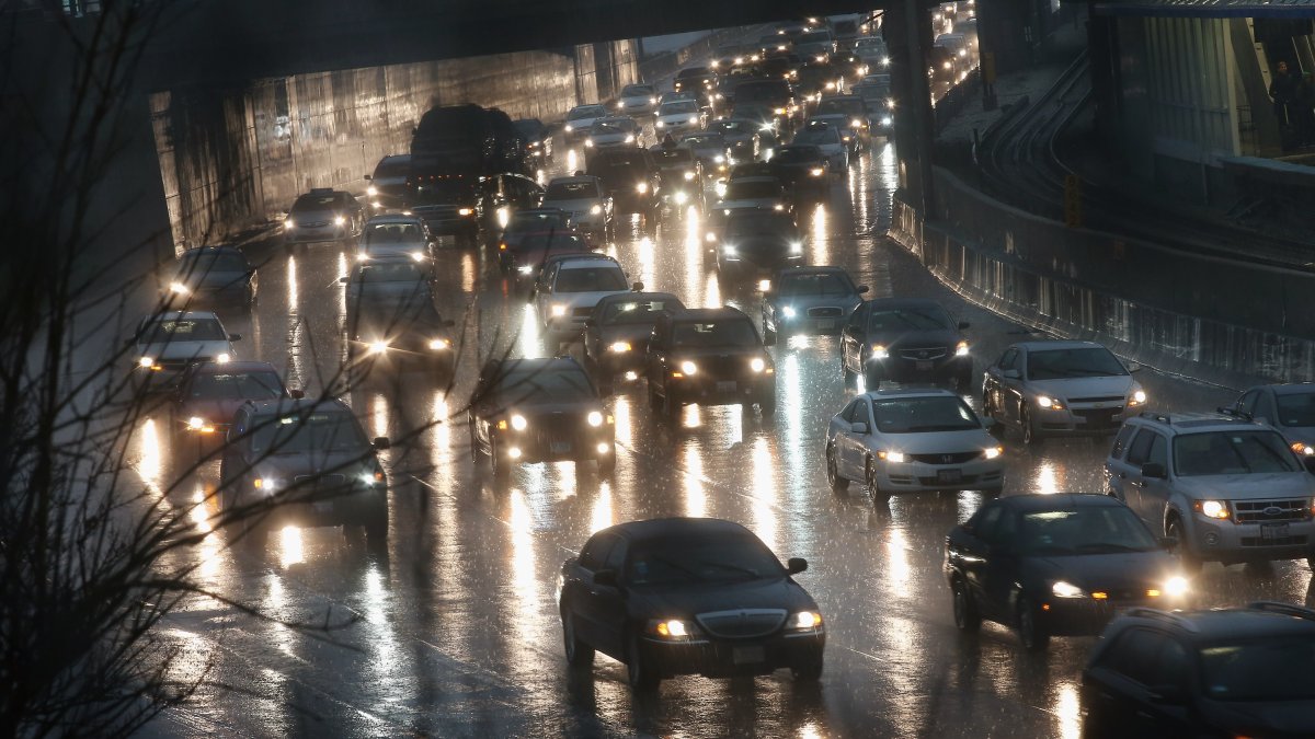 Chicago weather: Hours of rain expected with slick roads, slowdowns for morning commute Chicago weather: Hours of rain expected with slick roads, slowdowns for morning commute