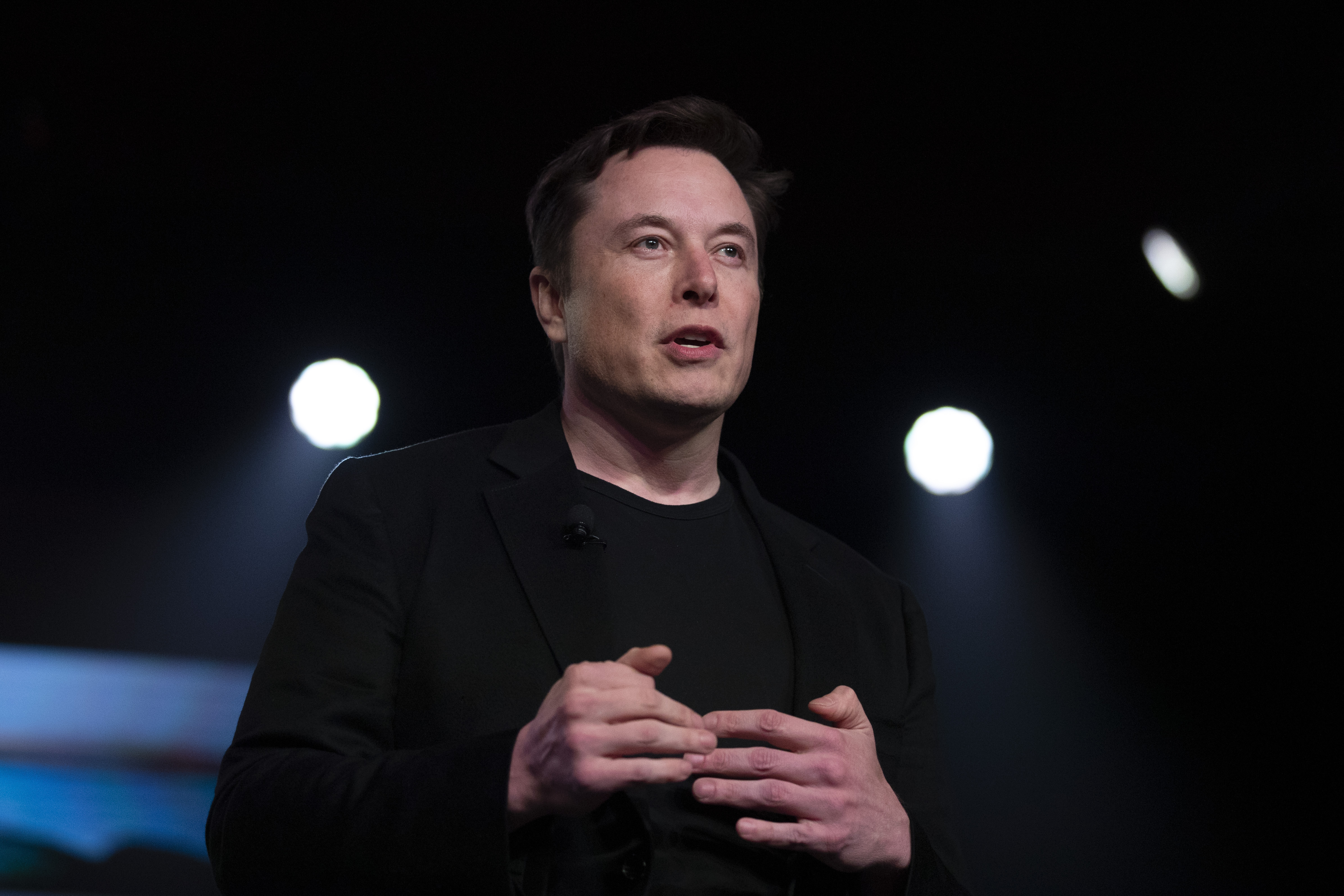 Musk Reinstates Suspended Journalists After Twitter Poll