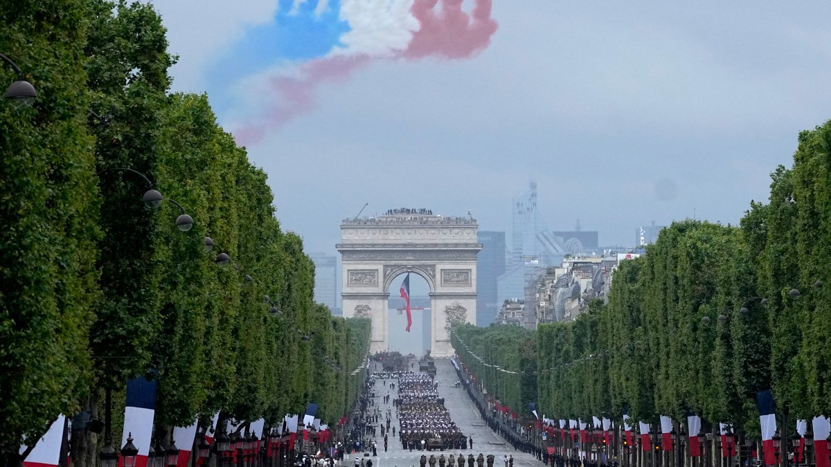 Время 14 июля. День взятия Бастилии во Франции праздник. Париж Елисейские поля парад. Военный парад на Елисейских полях 14 июля. 14 Июля день взятия Бастилии.