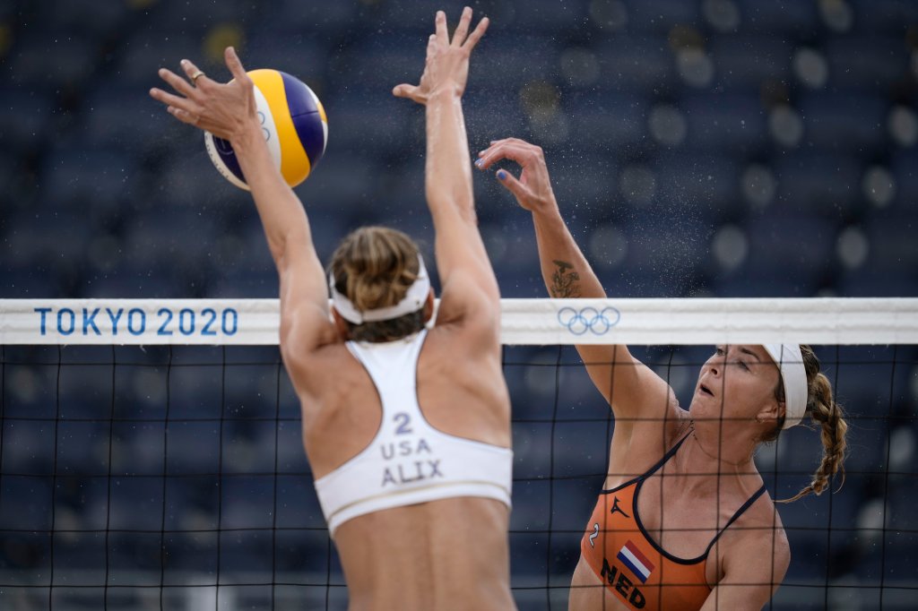 Madelein Meppelink, right, of the Netherlands, takes a shot as Alix Klineman, of the United States defends