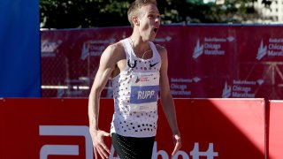 CHICAGO, IL – OCTOBER 08:  Galen Rupp of the United States celebrates after winning the men’s race with a time of 2:09:20 during the Bank of America Chicago Marathon on October 8, 2017 in Chicago, Illinois. (Photo by Dylan Buell/Getty Images)