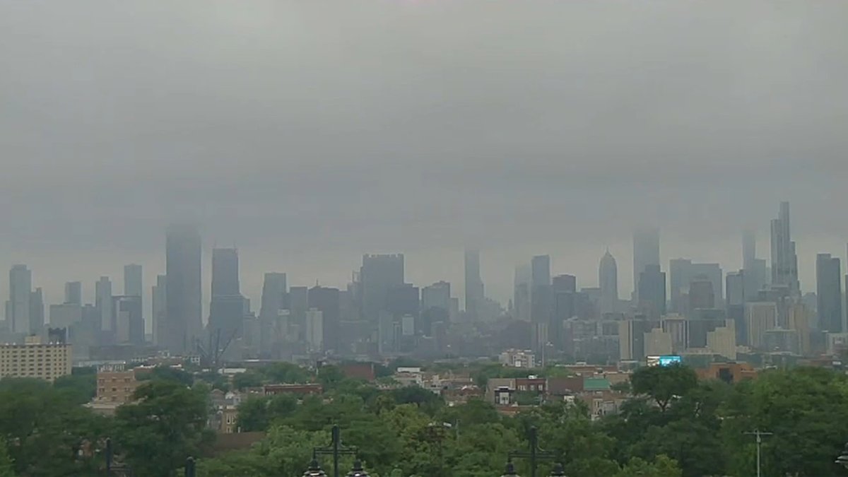 芝加哥天气预报：上午的降雨转为下午的阵雨，天空阴沉，刮风。