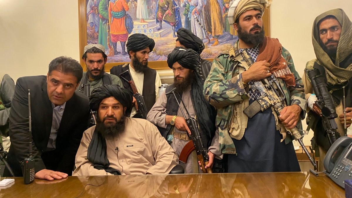 Талибан исключили из списка террористов. Талибан в президентском Дворце. Президентский дворец Гани Афганистан.