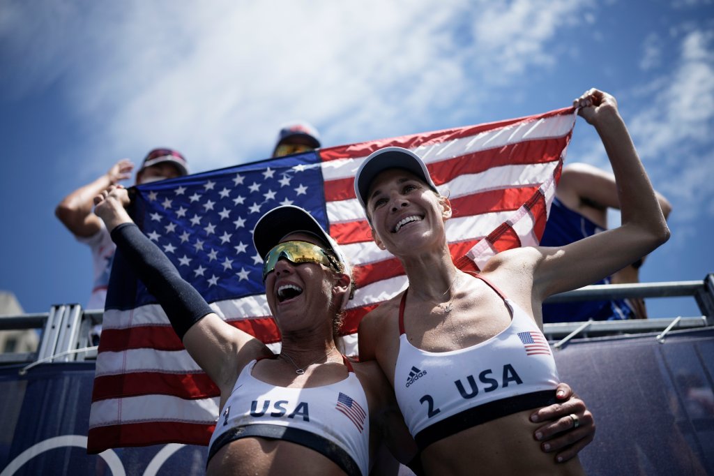 April Ross, left, of the United States, and teammate Alix Klineman celebrate